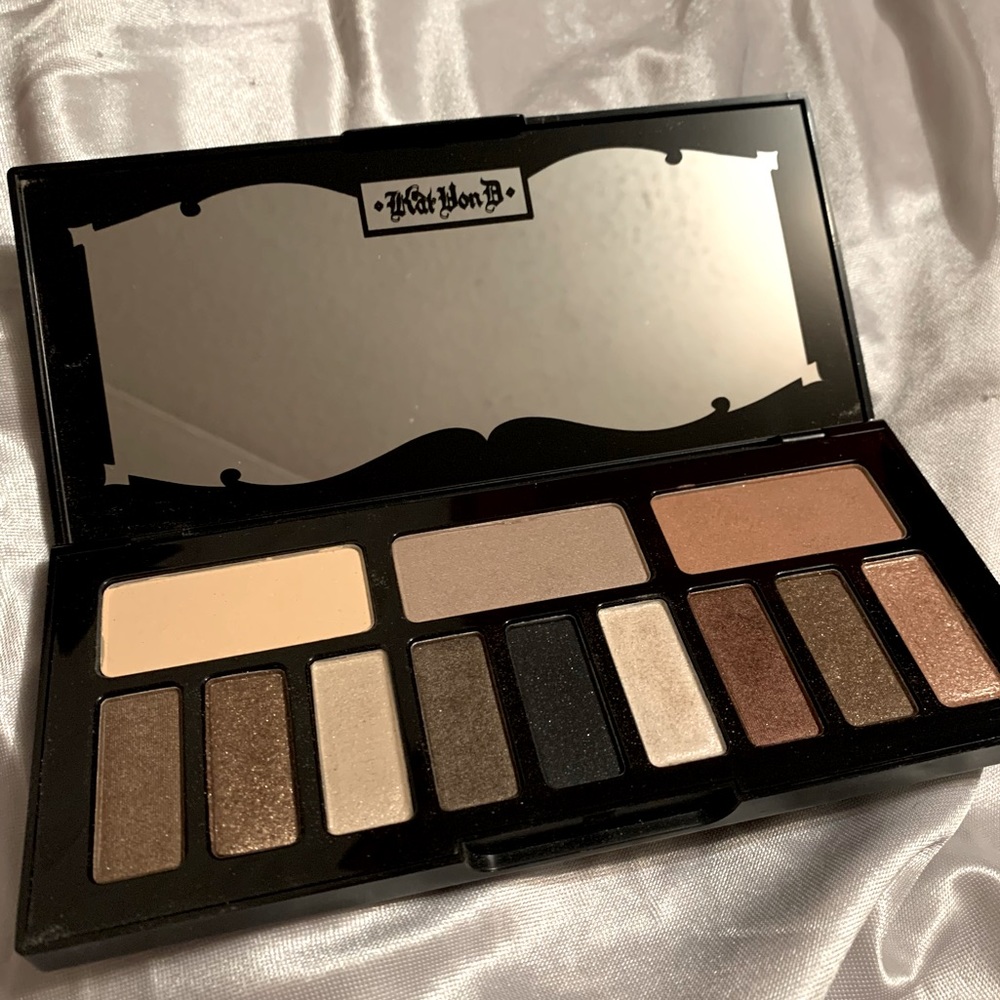 Kat avid D: Shade Light Eyeshadow Palette.